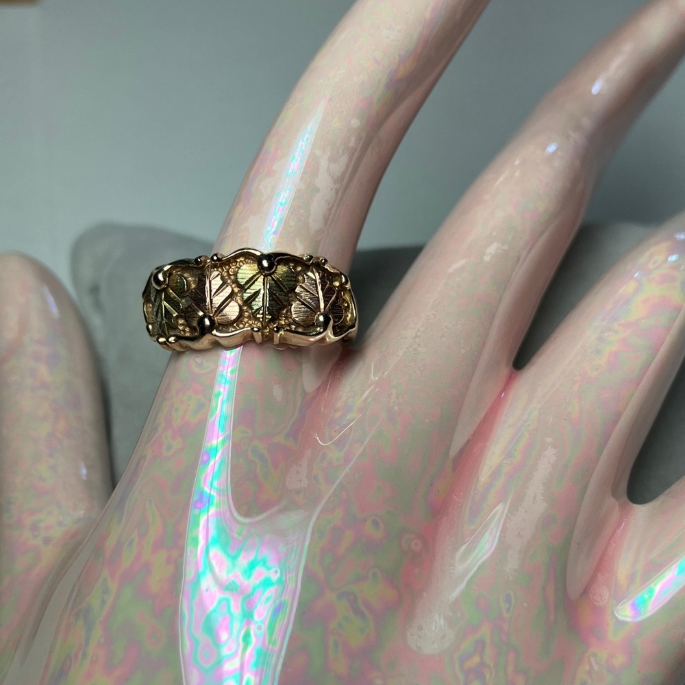 Pretty Ring Vintage Black Hills Gold 10k